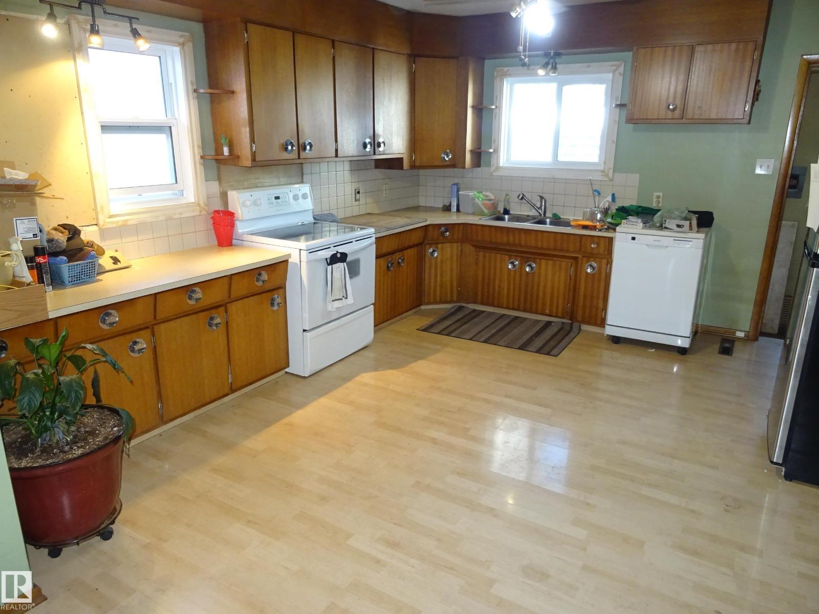 5036 52 St Property Photo 6