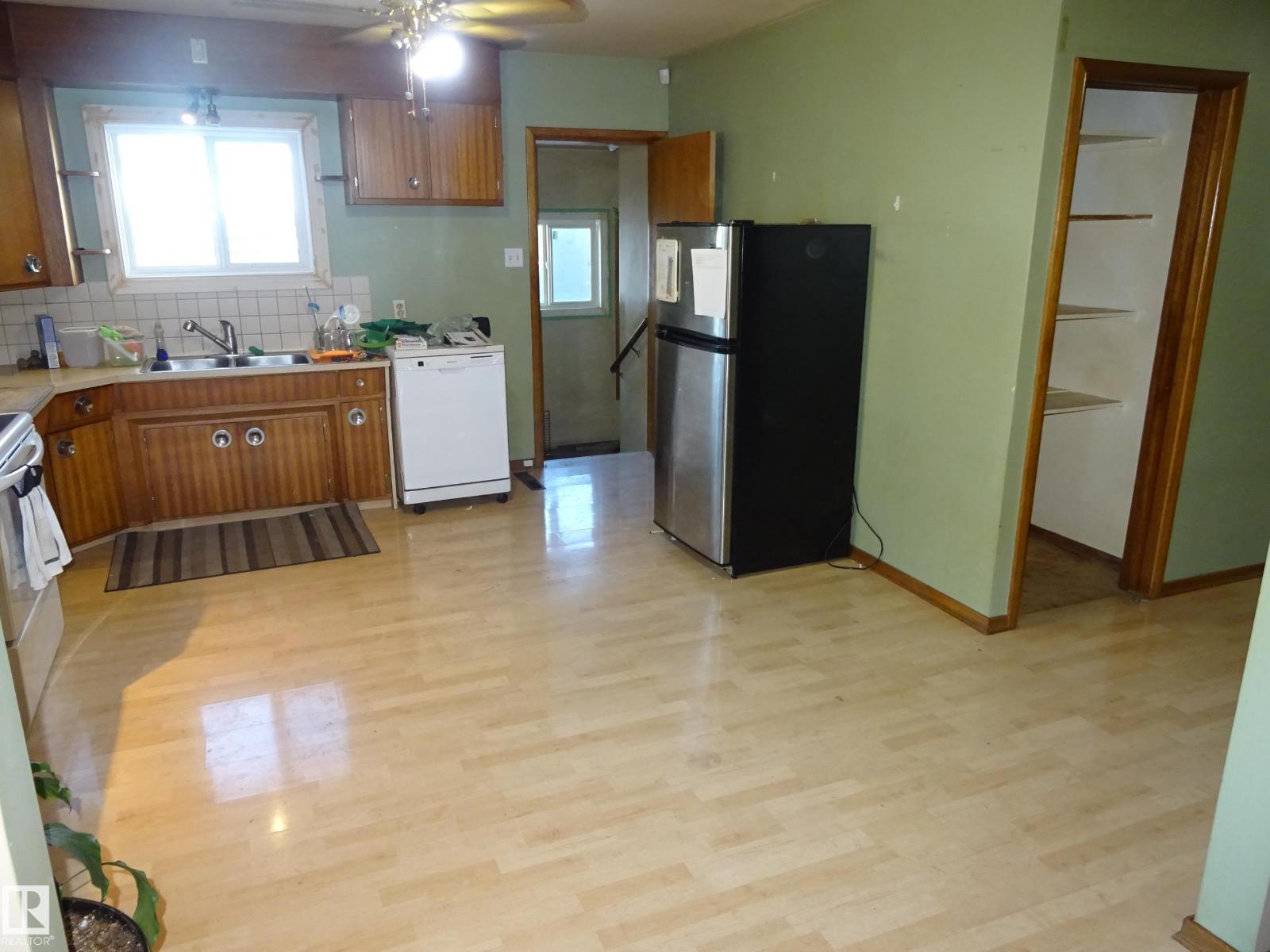 5036 52 St Property Photo 7