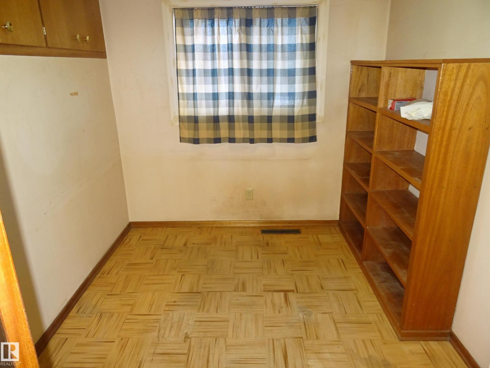 5036 52 St Property Photo 10