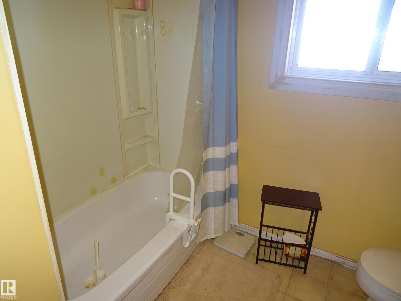 5036 52 St Property Photo 12