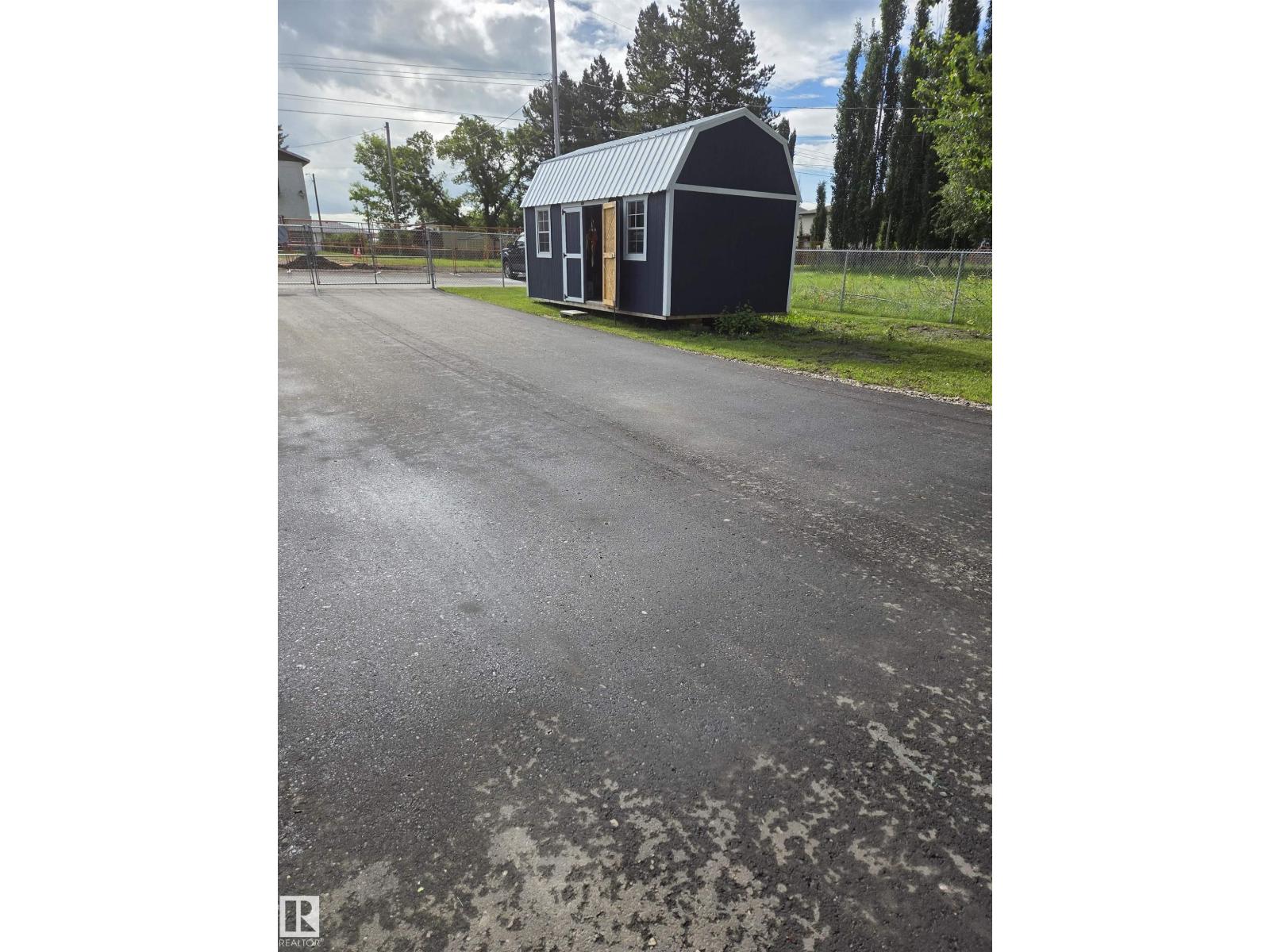 5317 52 St Property Photo 5