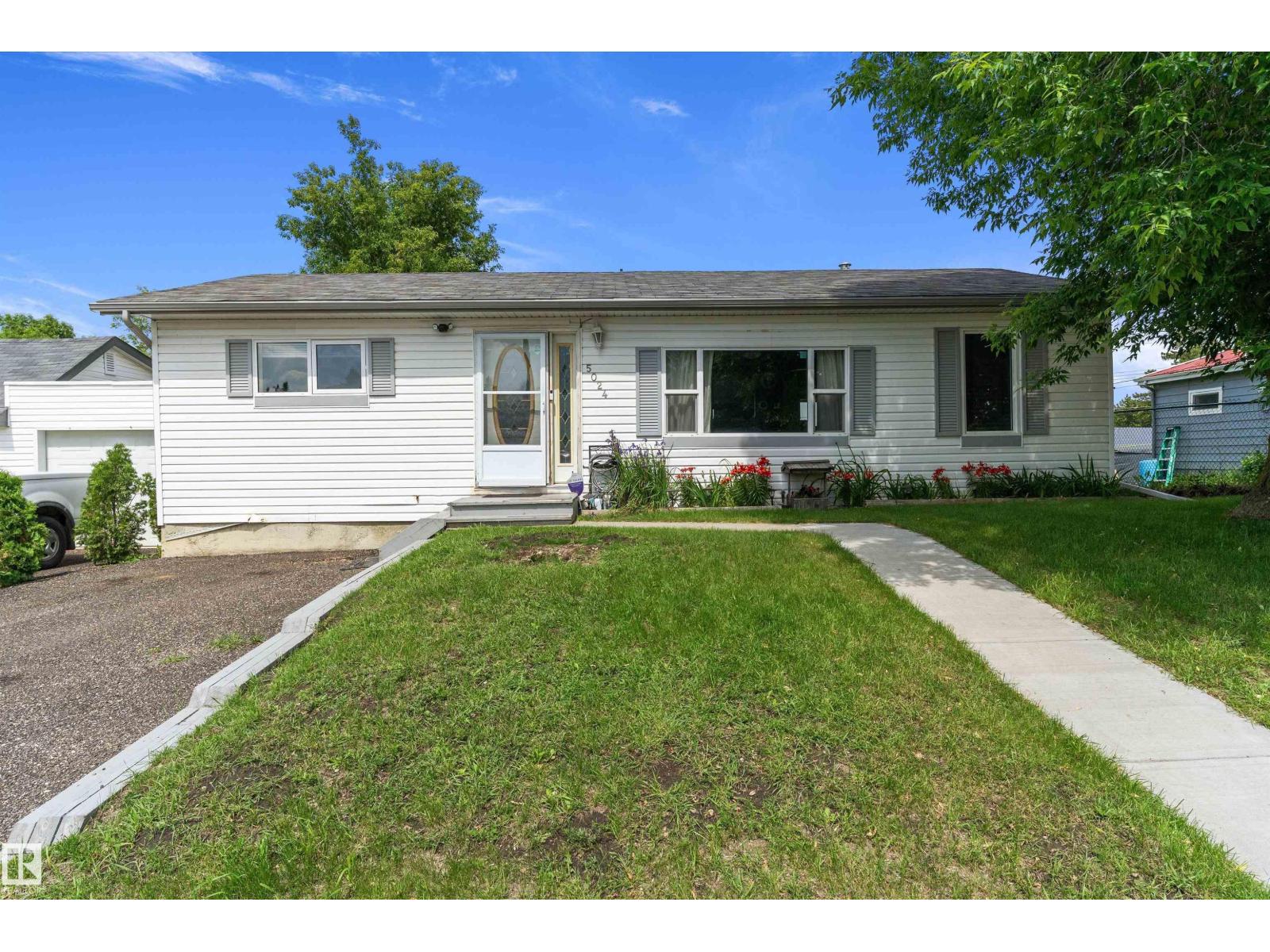 5024 55 Av Property Photo 1