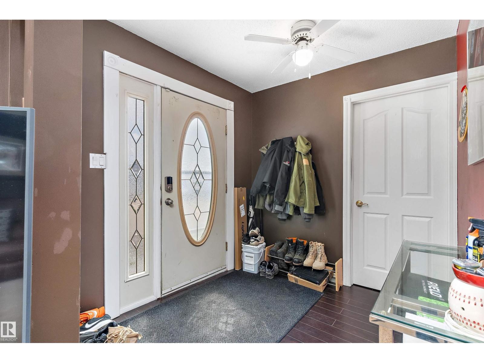5024 55 Av Property Photo 3