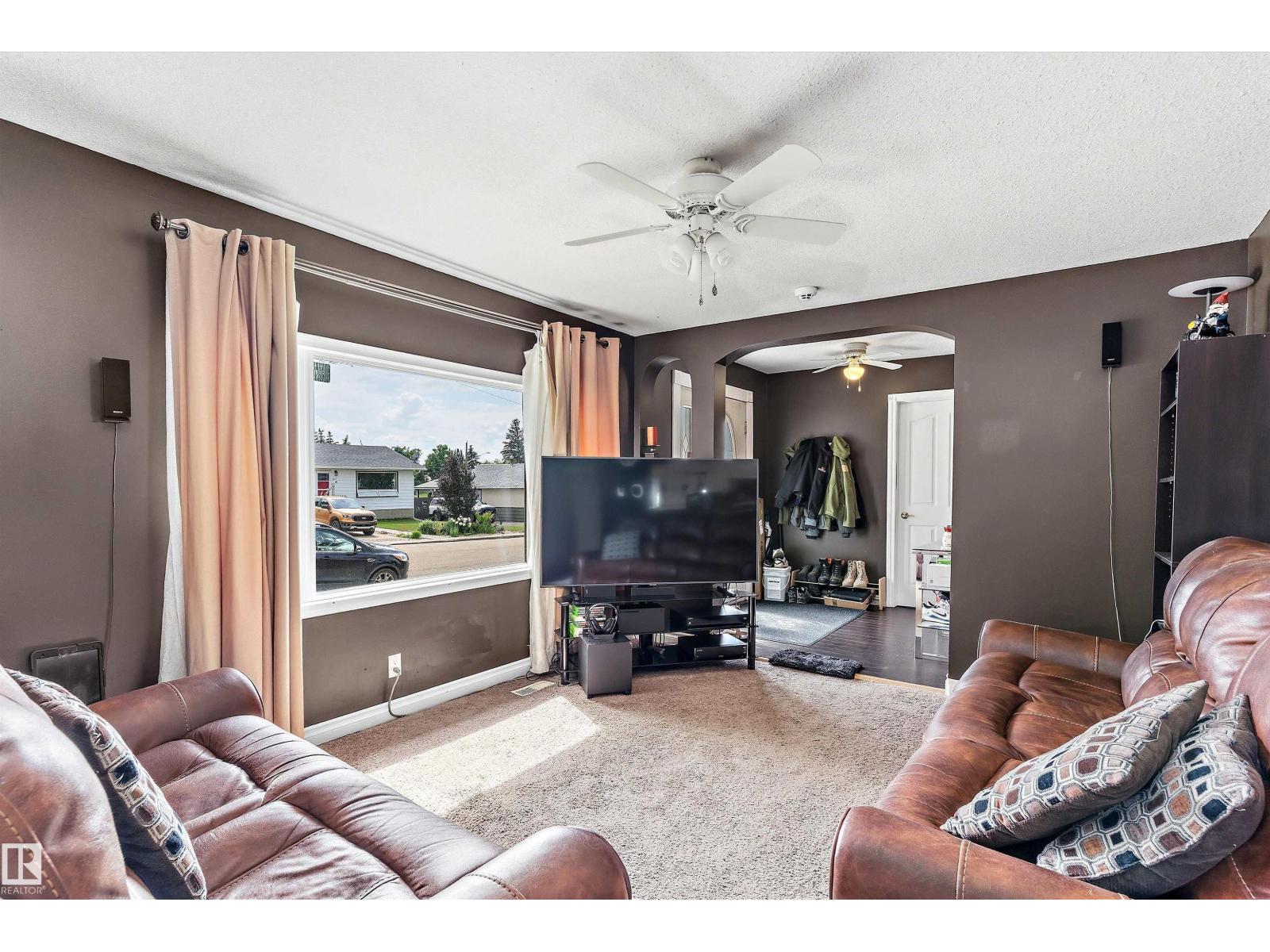5024 55 Av Property Photo 4