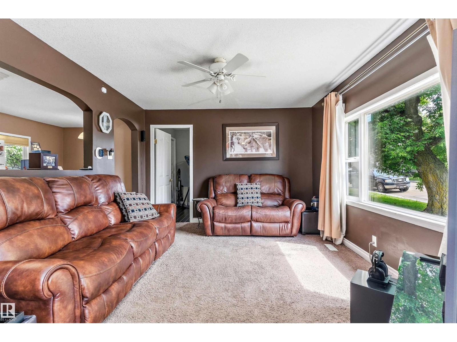 5024 55 Av Property Photo 5