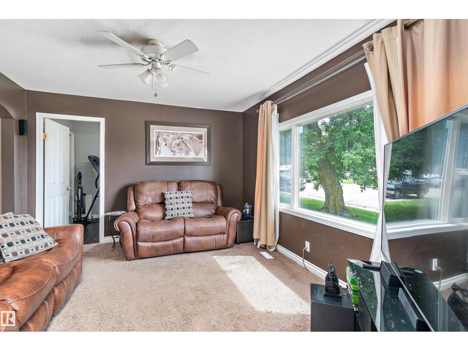 5024 55 Av Property Photo 6