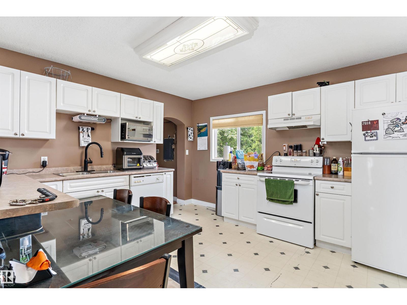 5024 55 Av Property Photo 9