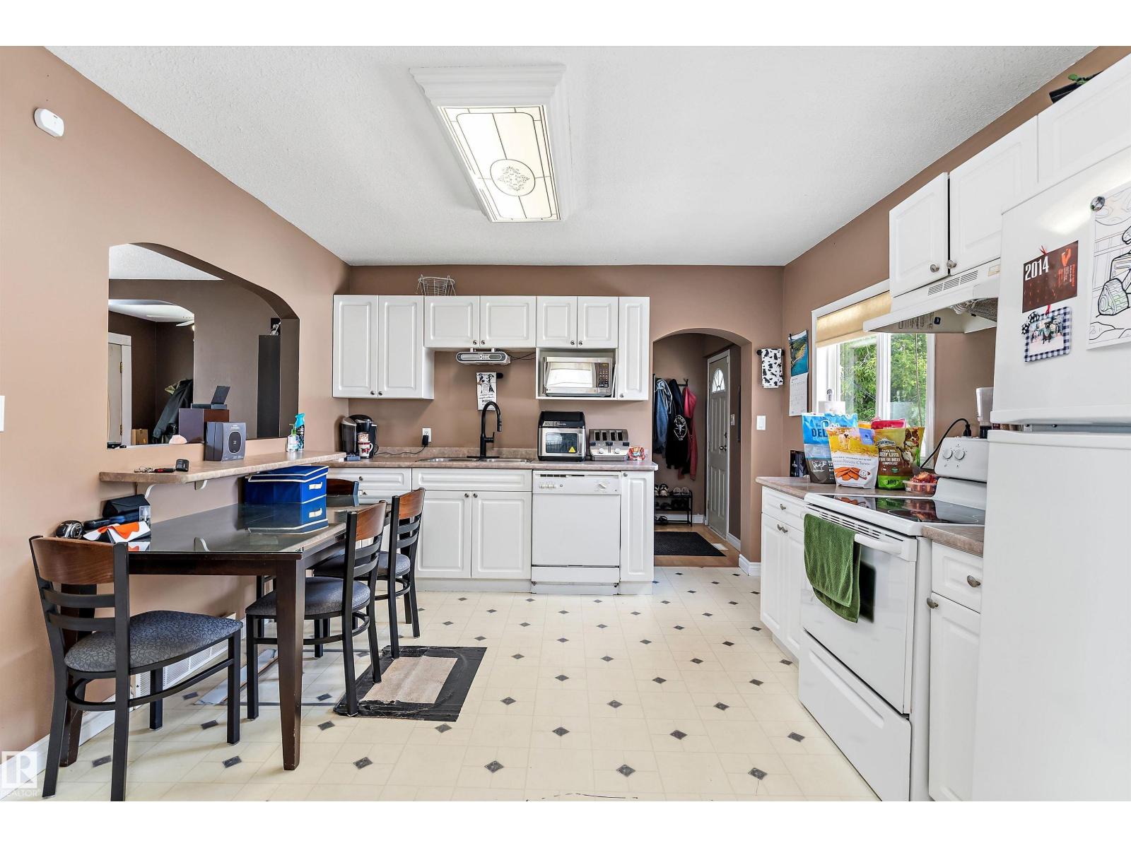 5024 55 Av Property Photo 10