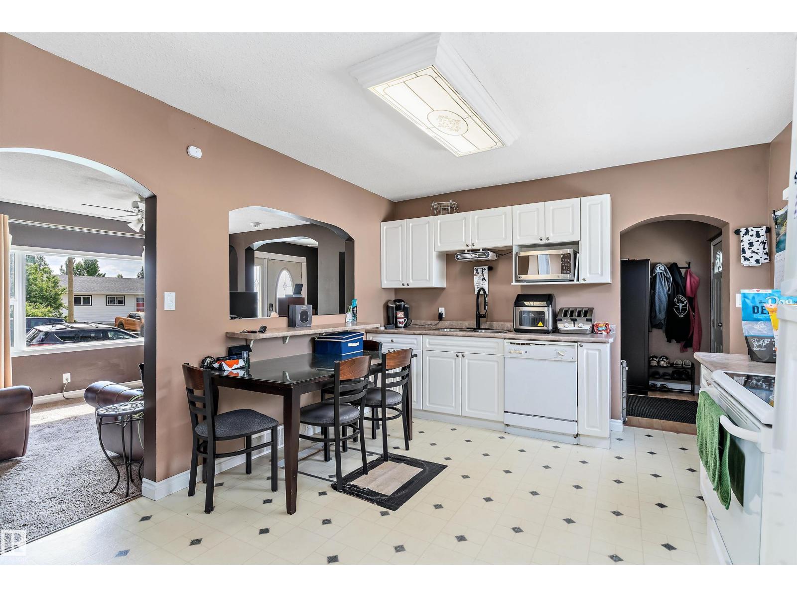 5024 55 Av Property Photo 11