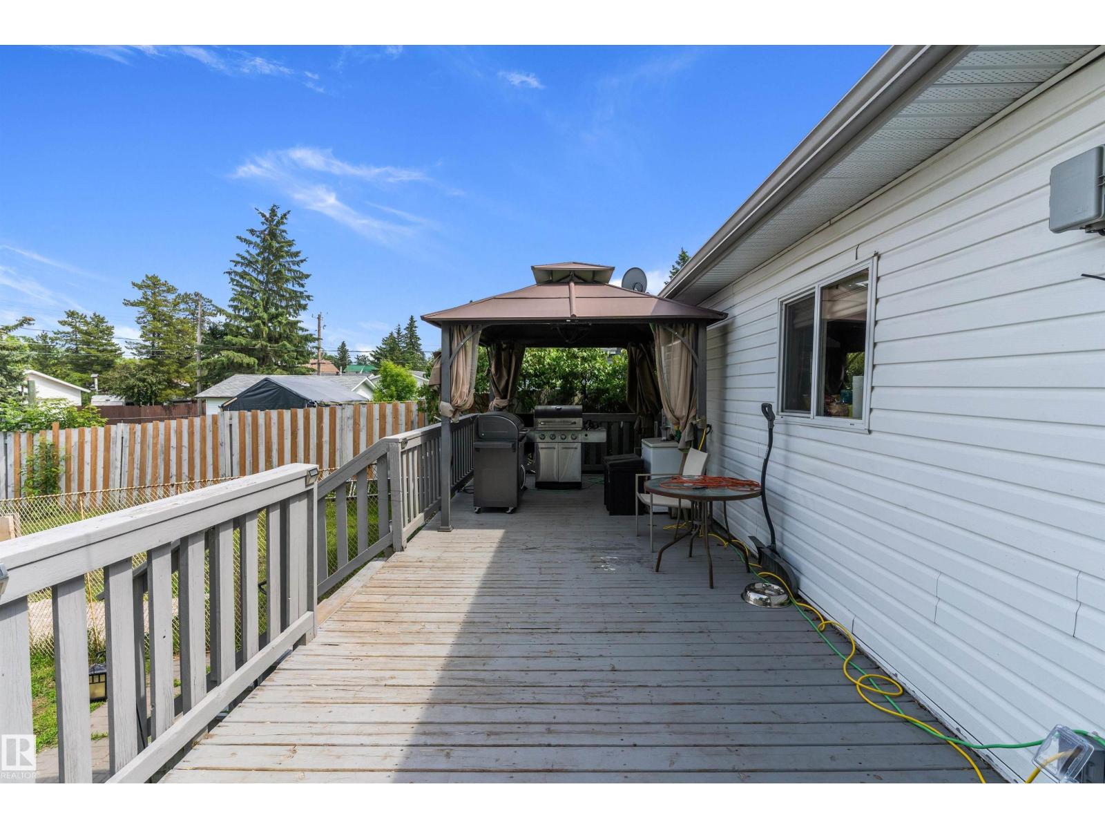 5024 55 Av Property Photo 23