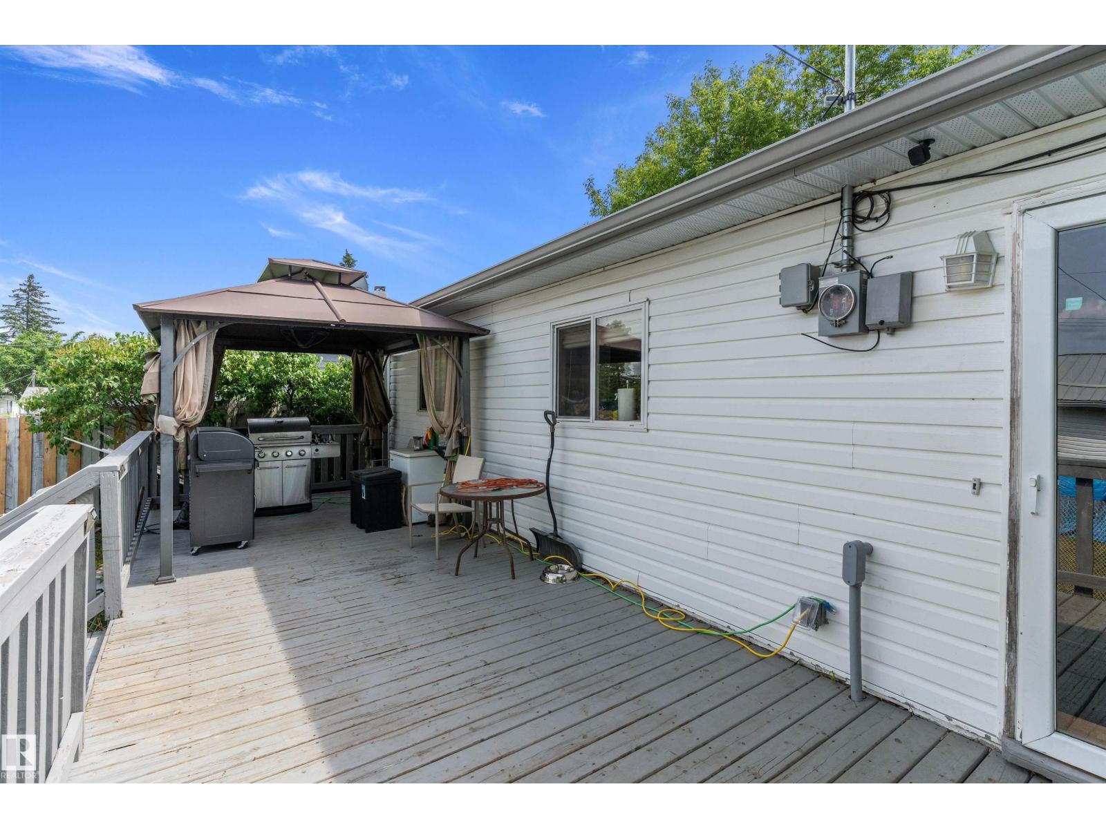 5024 55 Av Property Photo 24
