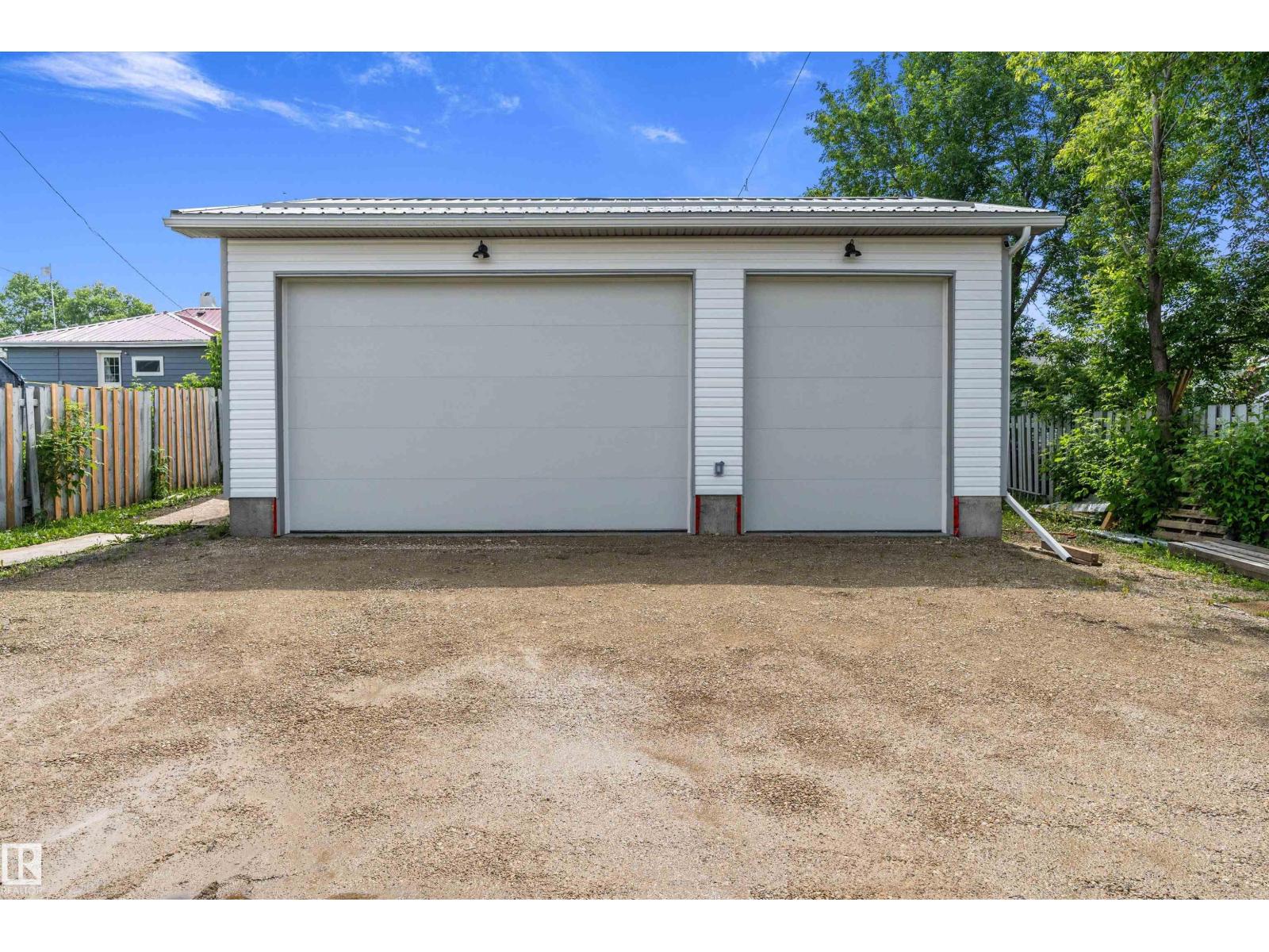 5024 55 Av Property Photo 27