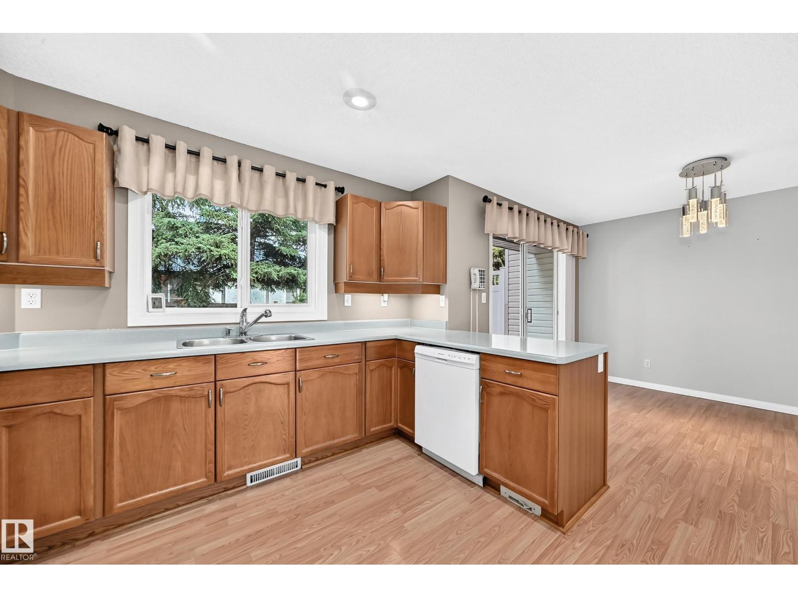 #51 9630 176 St Nw Property Photo 14