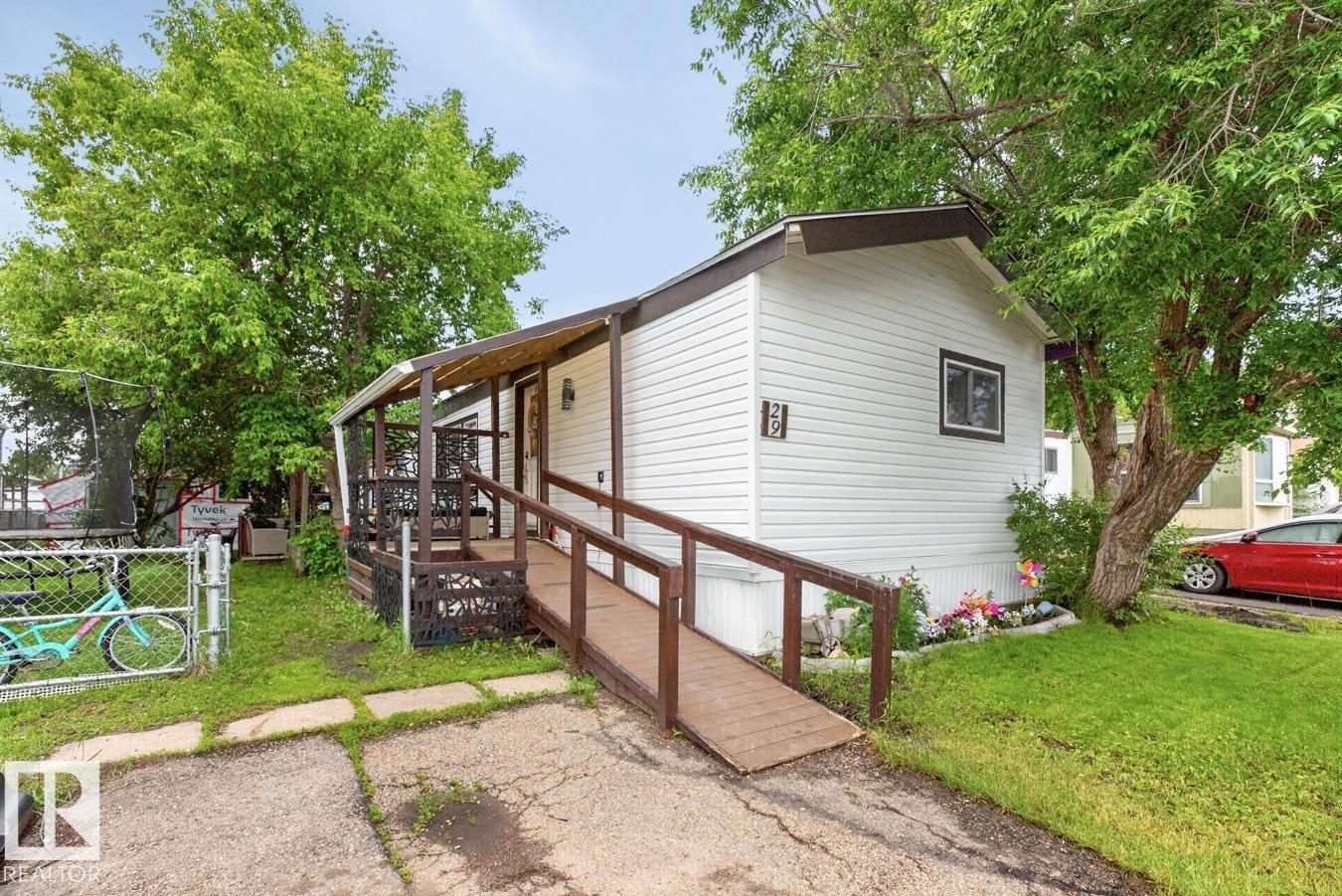29 5220 44 Av Property Photo 1