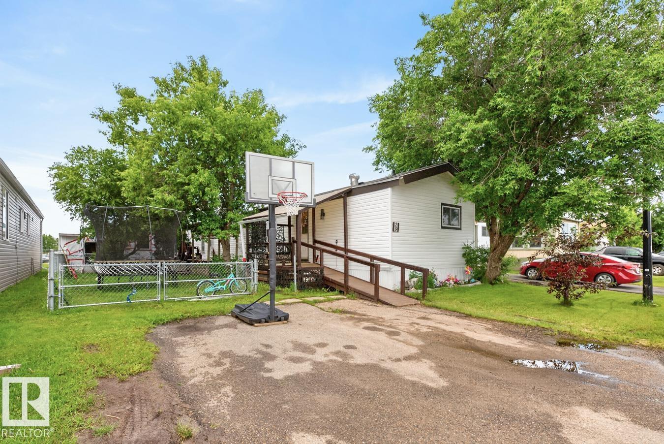 29 5220 44 Av Property Photo 3