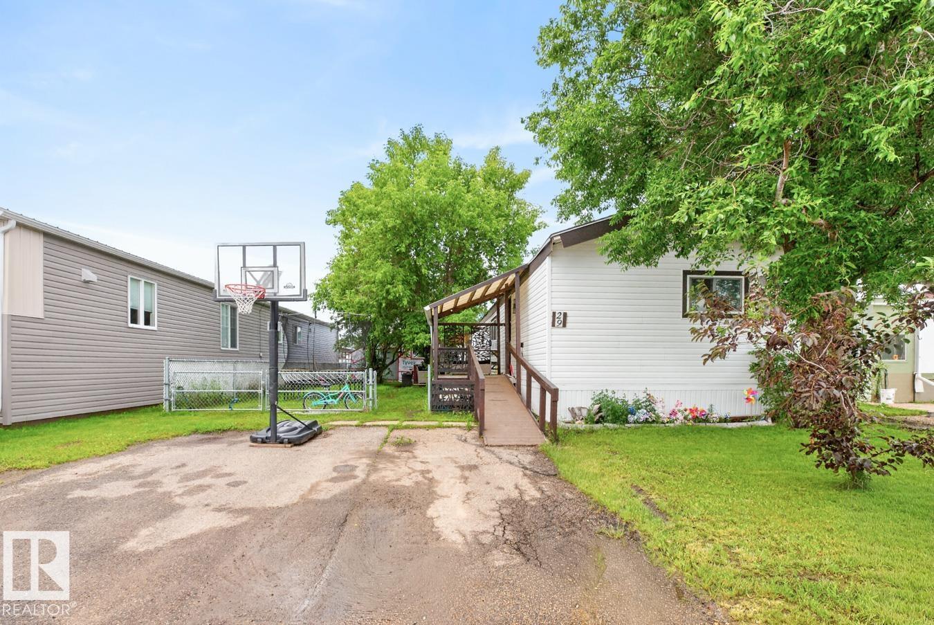 29 5220 44 Av Property Photo 4