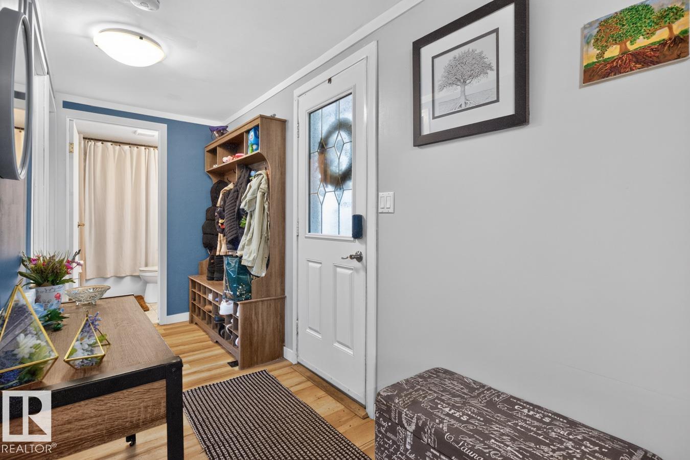 29 5220 44 Av Property Photo 5
