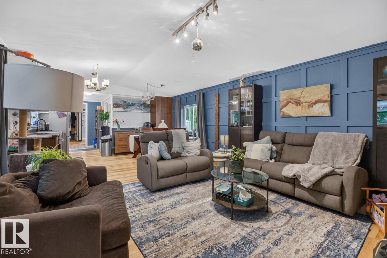 29 5220 44 Av Property Photo 7