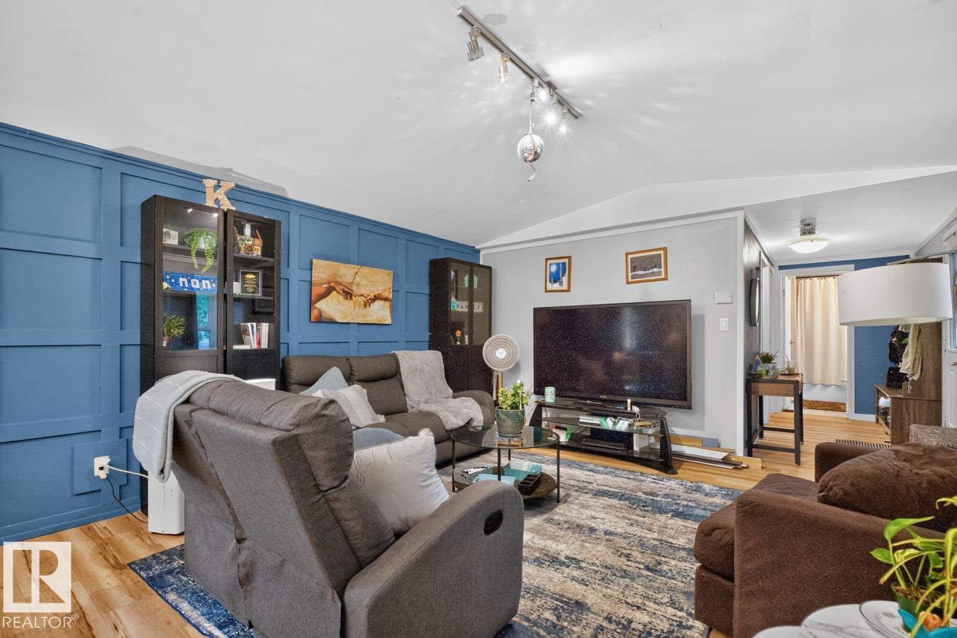 29 5220 44 Av Property Photo 8