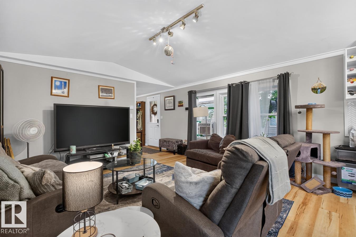 29 5220 44 Av Property Photo 9