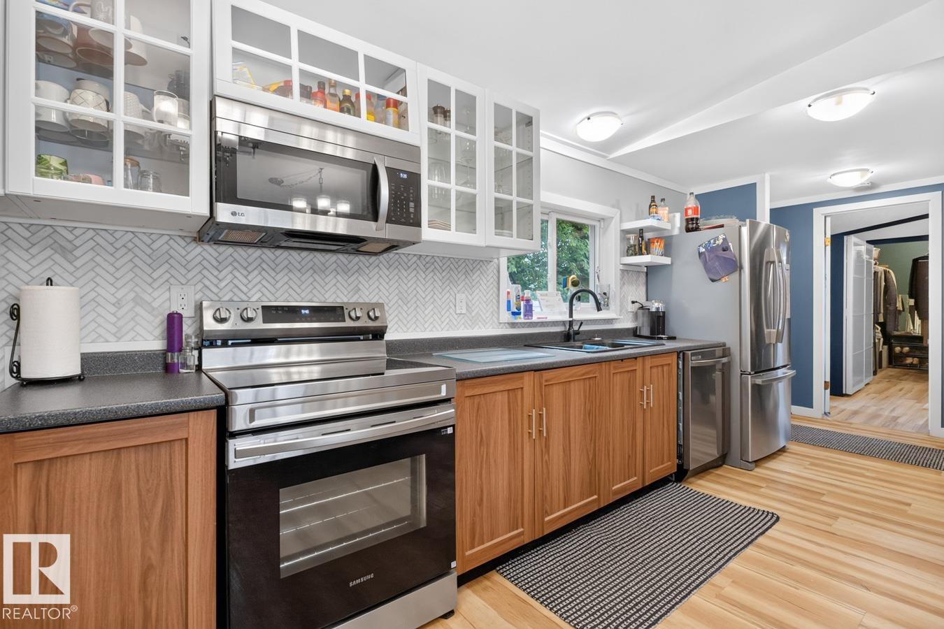 29 5220 44 Av Property Photo 11
