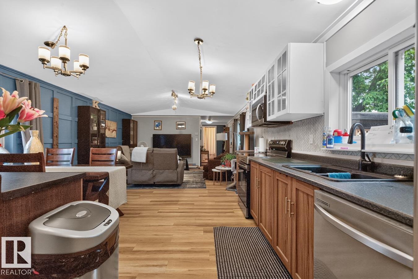 29 5220 44 Av Property Photo 12