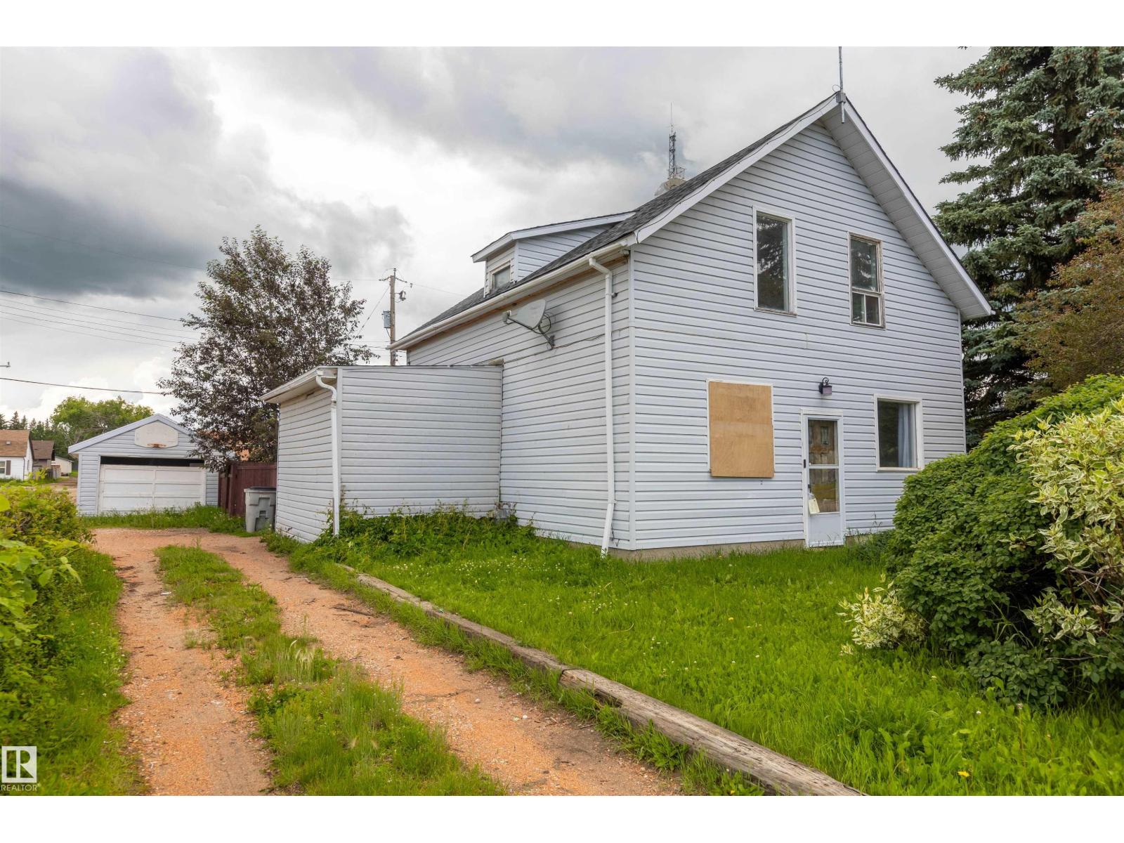 5016 49 St Property Photo 1