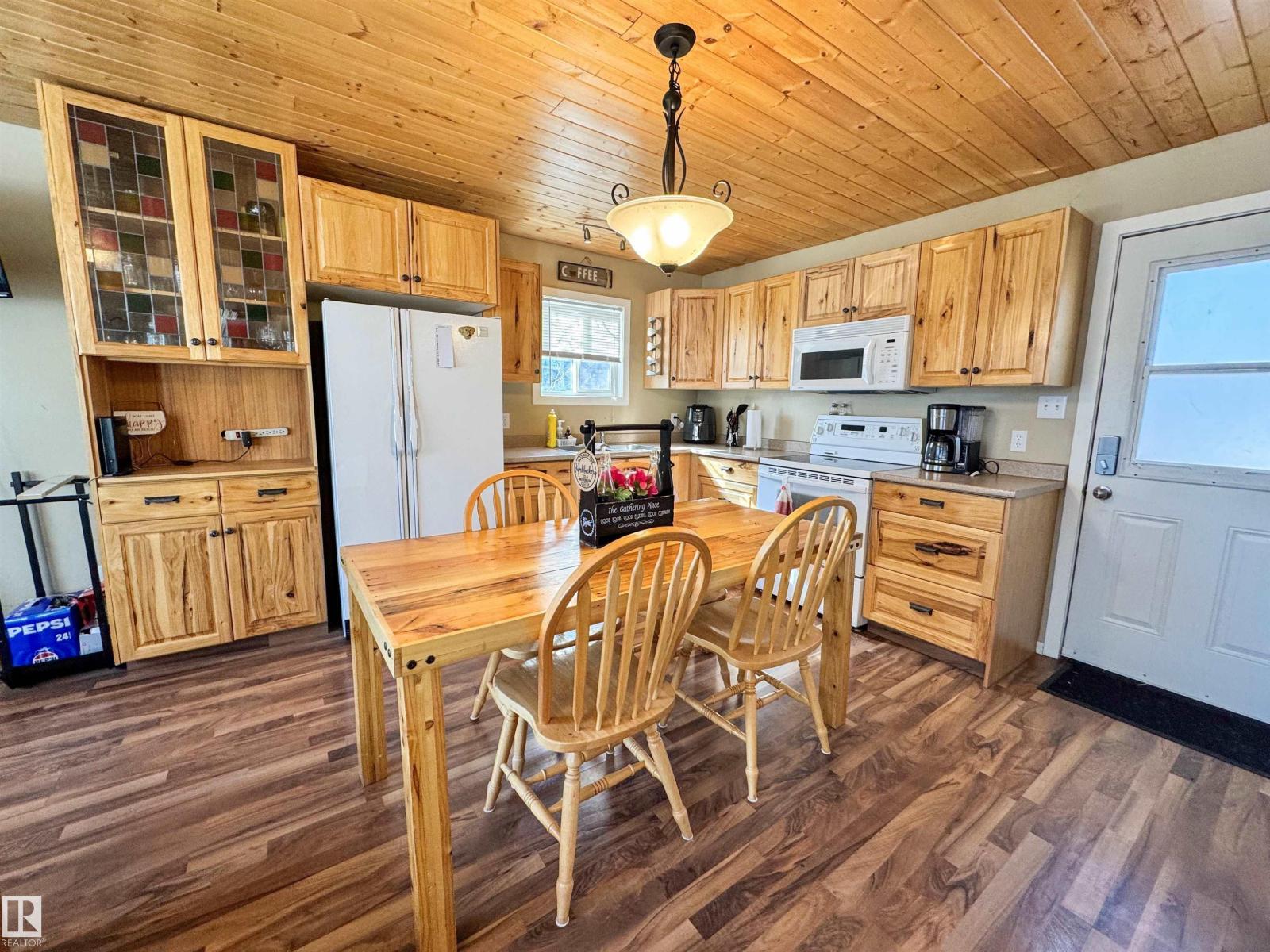 4920 58 St Property Photo 10