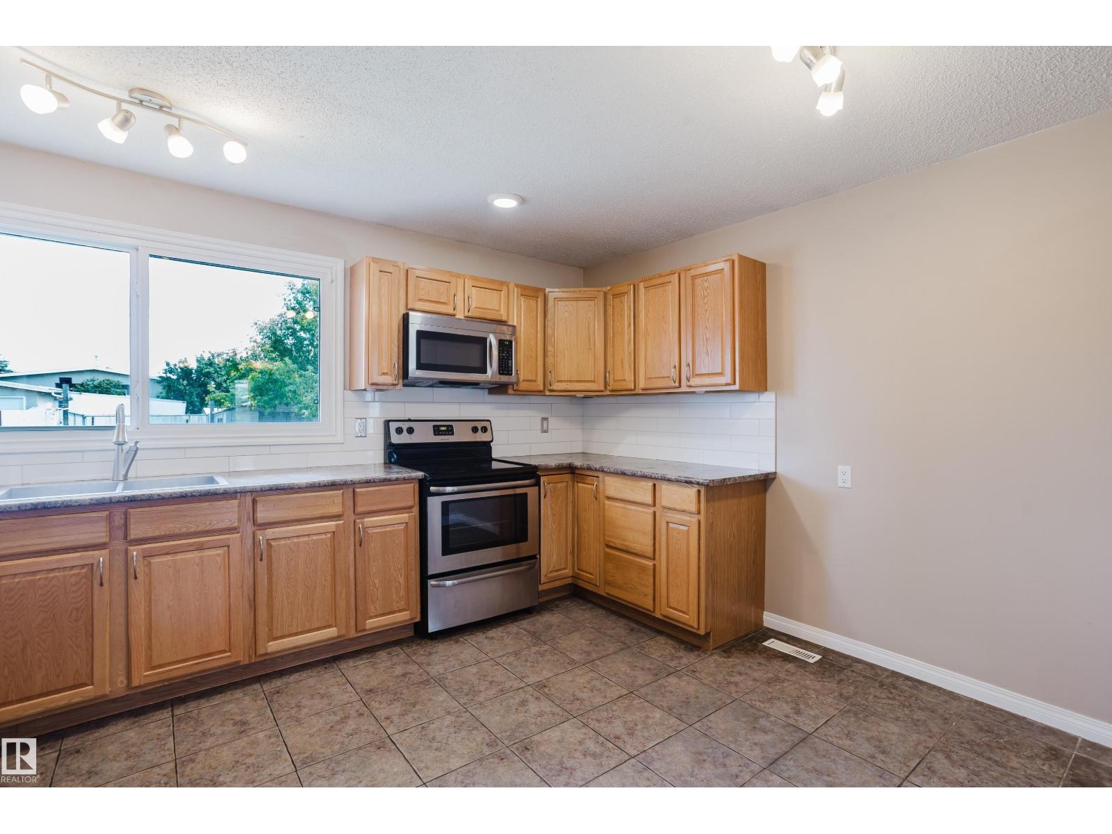 8707 151 Av Nw Property Photo 16