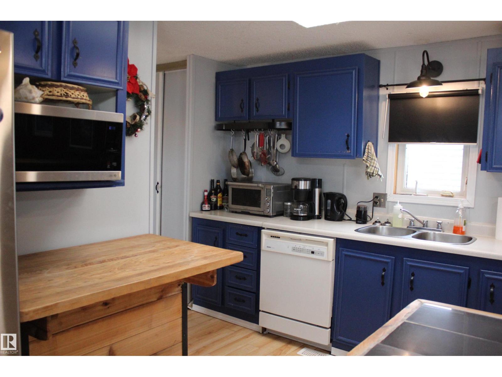 4839 49 Av Property Photo 3