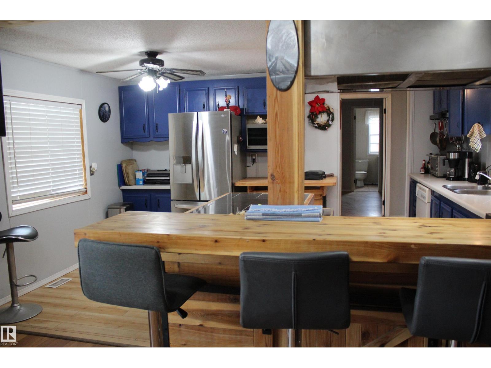 4839 49 Av Property Photo 6