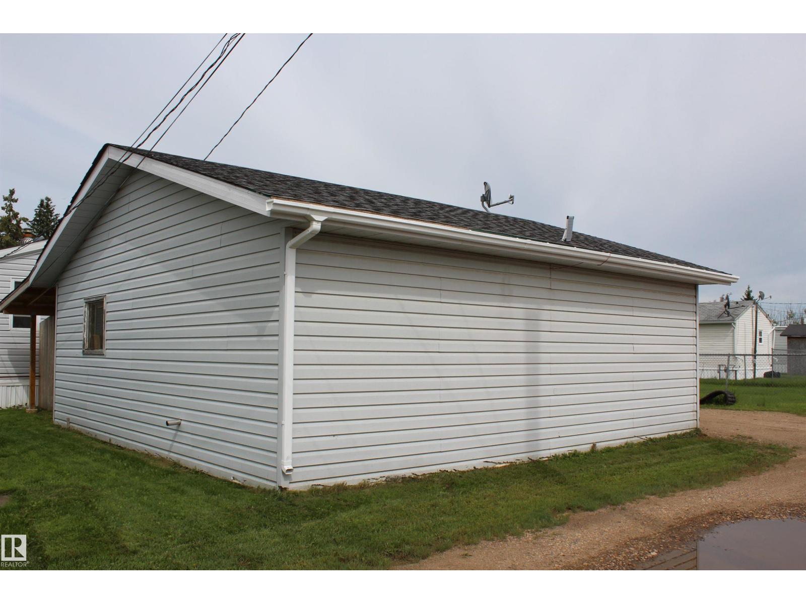 4839 49 Av Property Photo 23