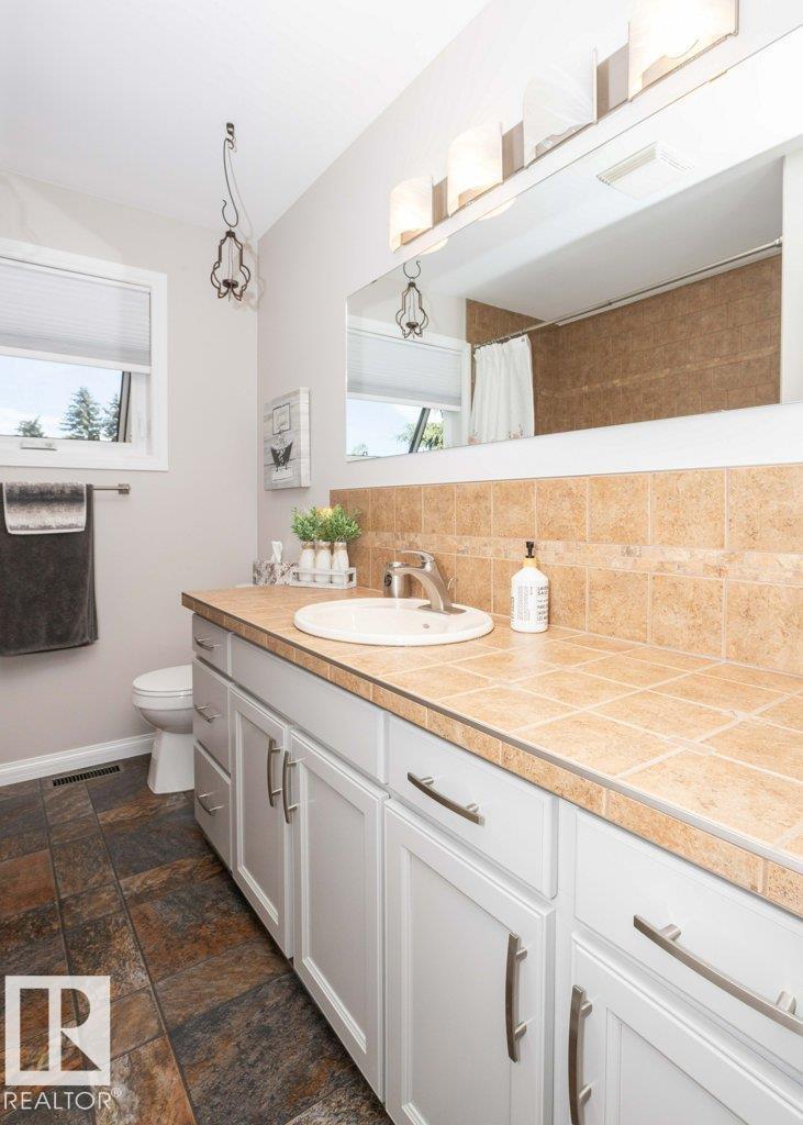 10420 111 Av Property Photo 43