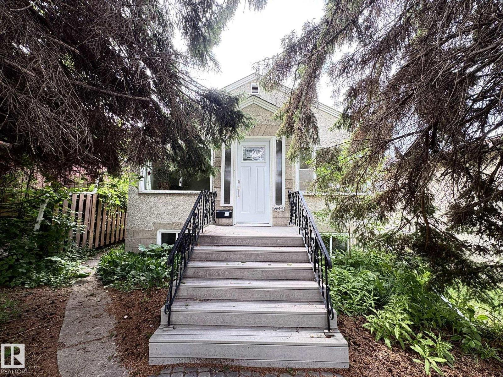 9513 88 AV NW