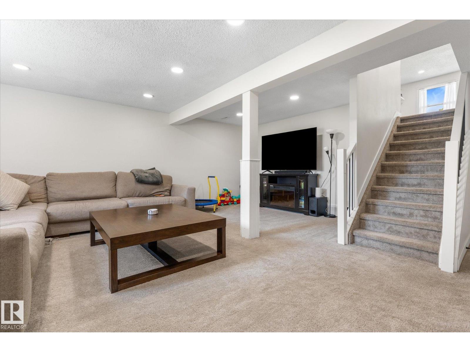 4009 37 Av Nw Property Photo 28