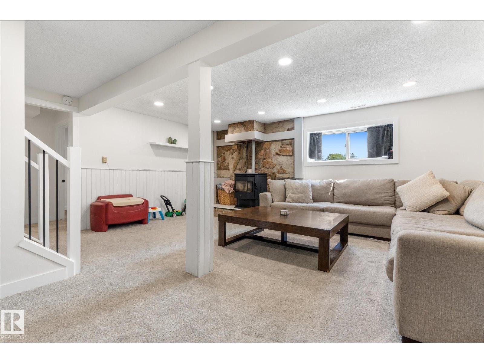 4009 37 Av Nw Property Photo 29