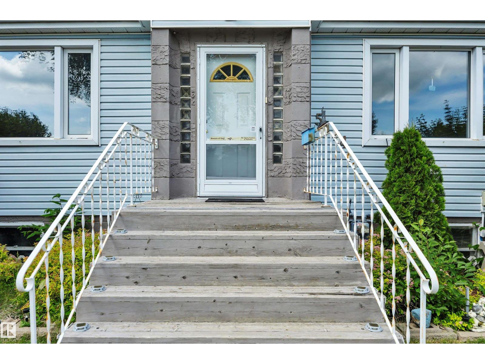5114 47 Av Property Photo 4