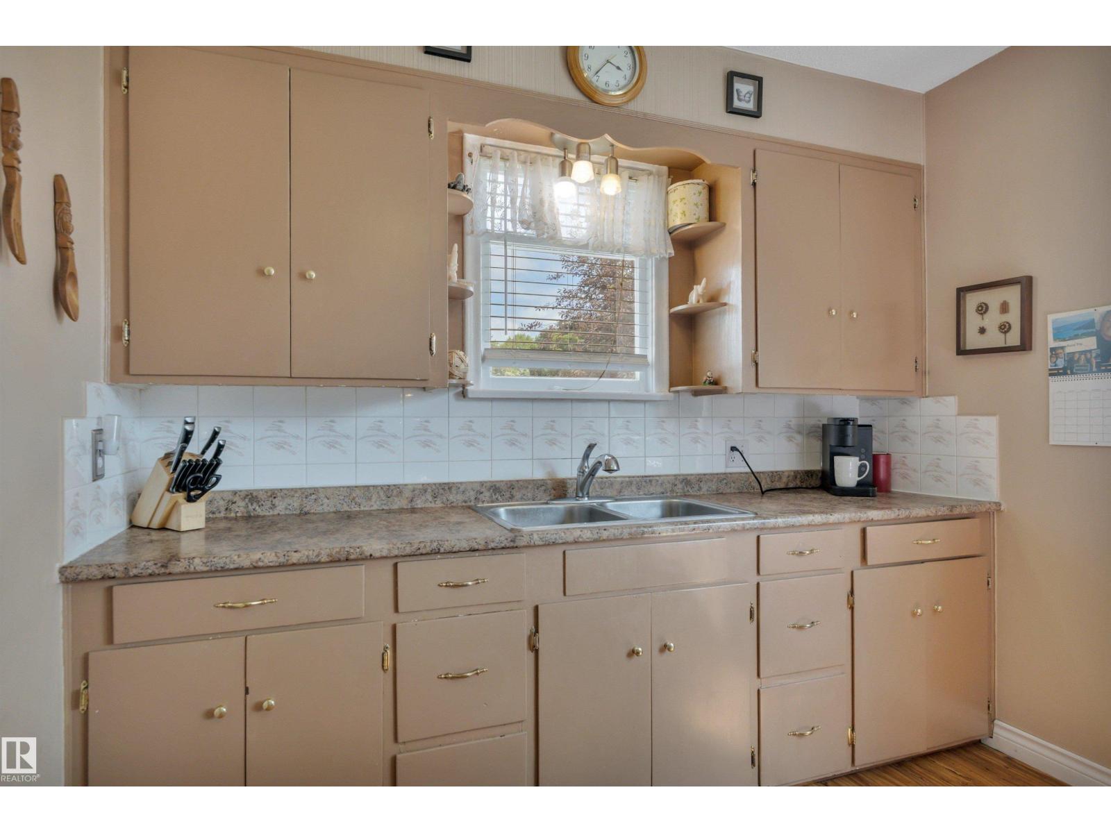 5114 47 Av Property Photo 11