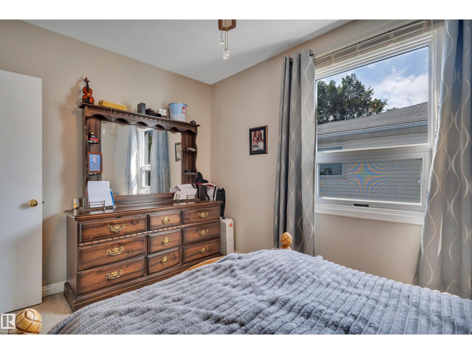 5114 47 Av Property Photo 16