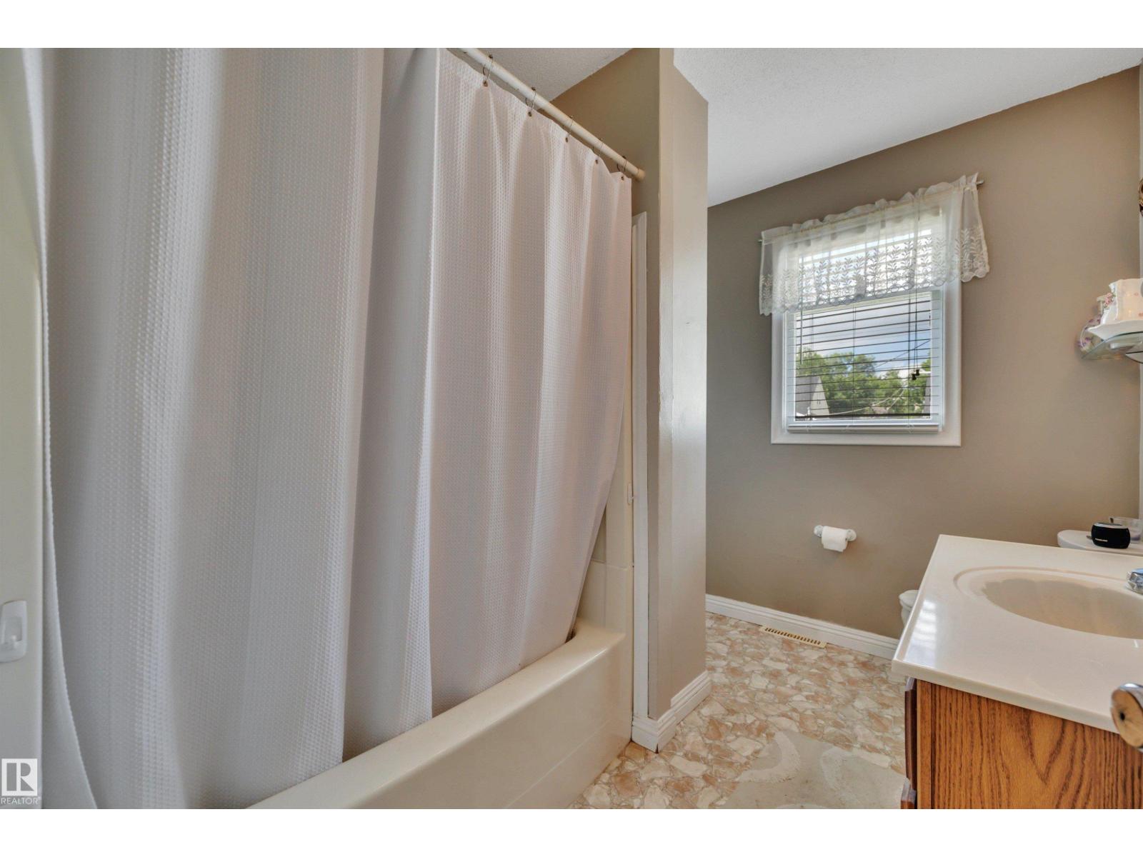 5114 47 Av Property Photo 21