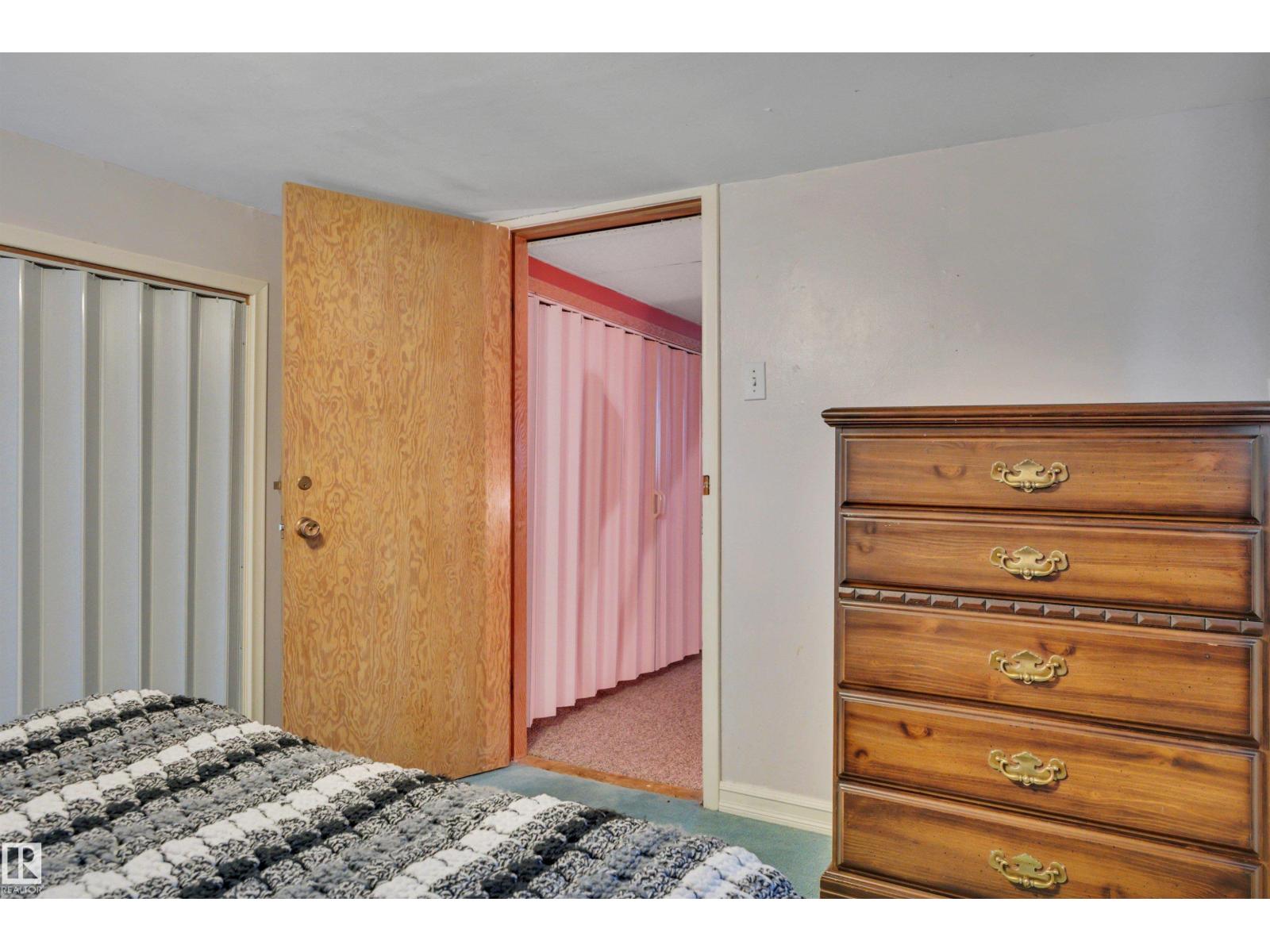 5114 47 Av Property Photo 34