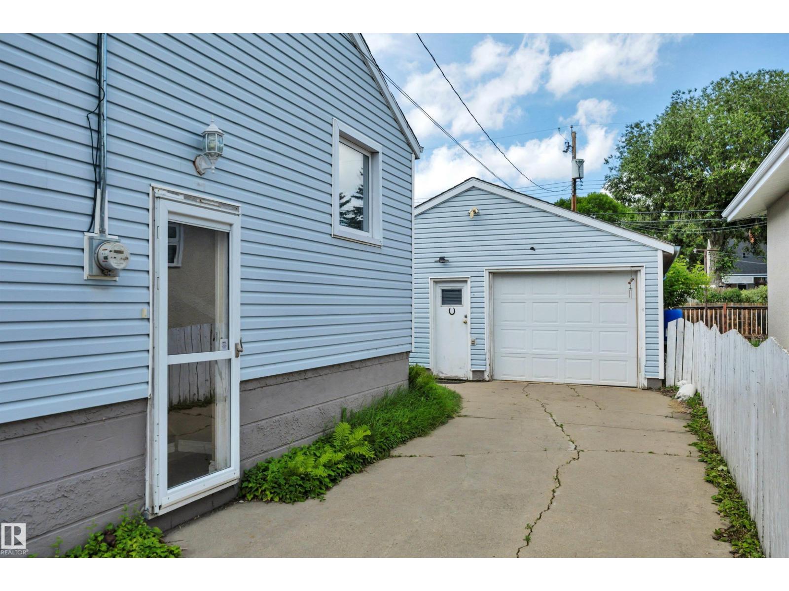 5114 47 Av Property Photo 36