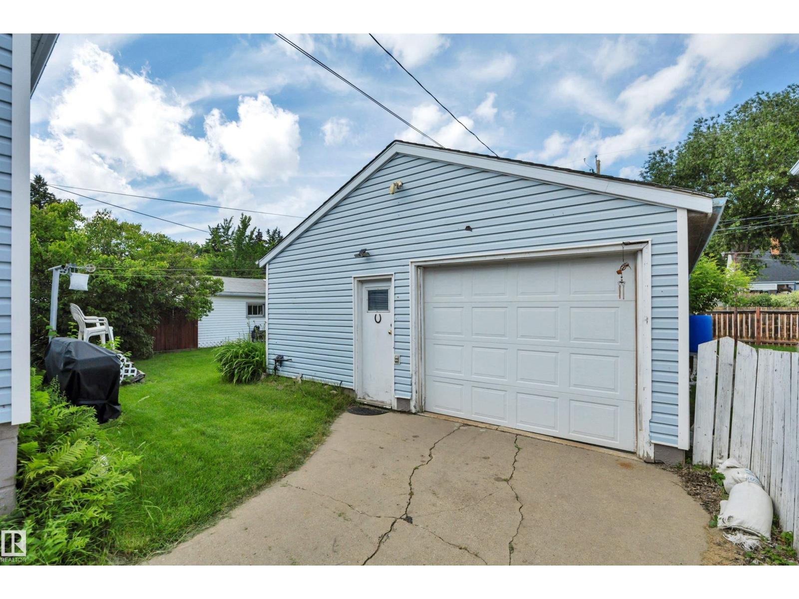 5114 47 Av Property Photo 37