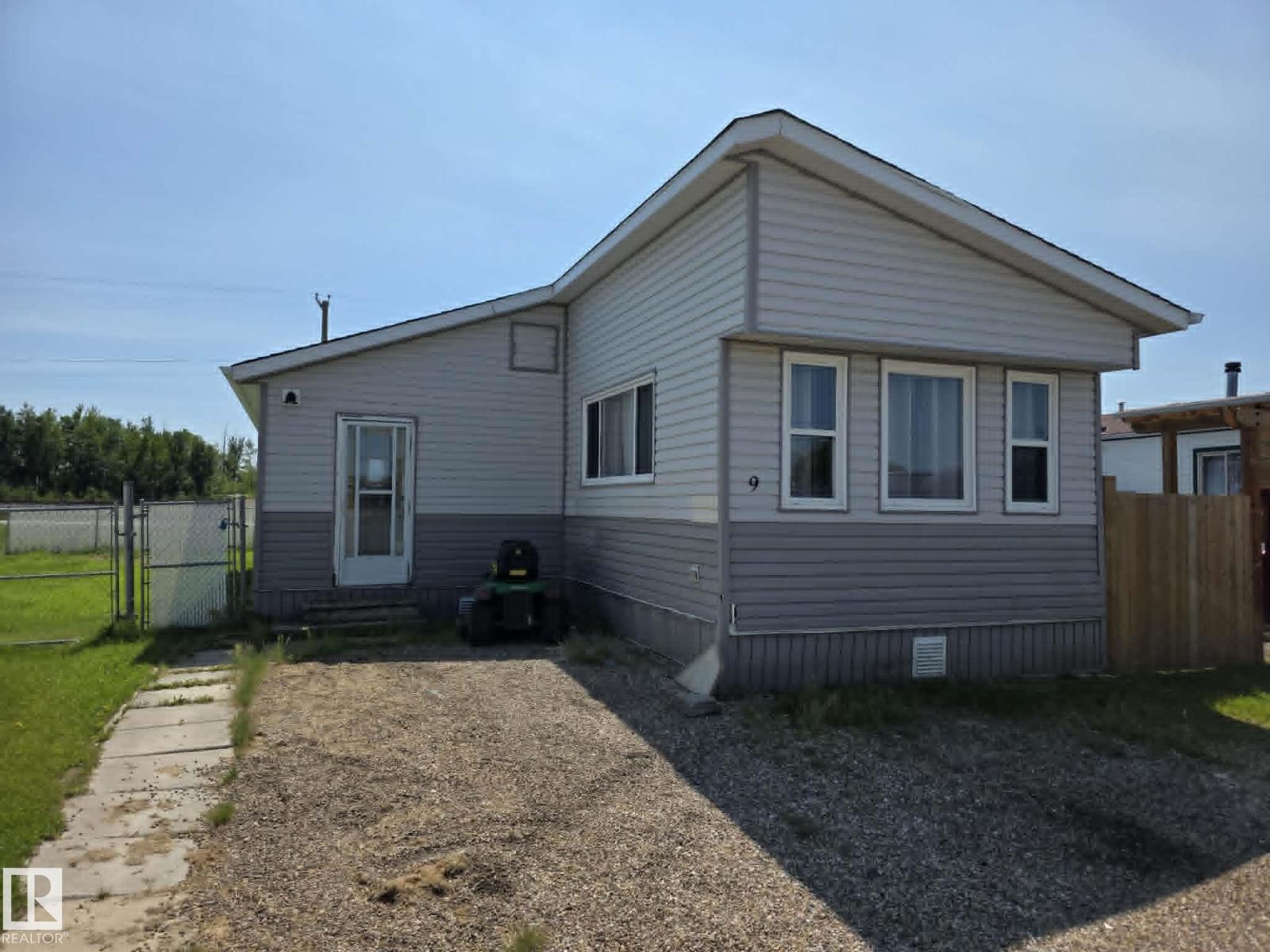 #9 5220 44 Av Property Photo 1