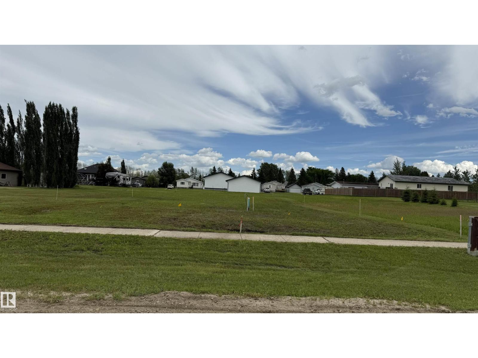 23 Woodbend Property Photo 1