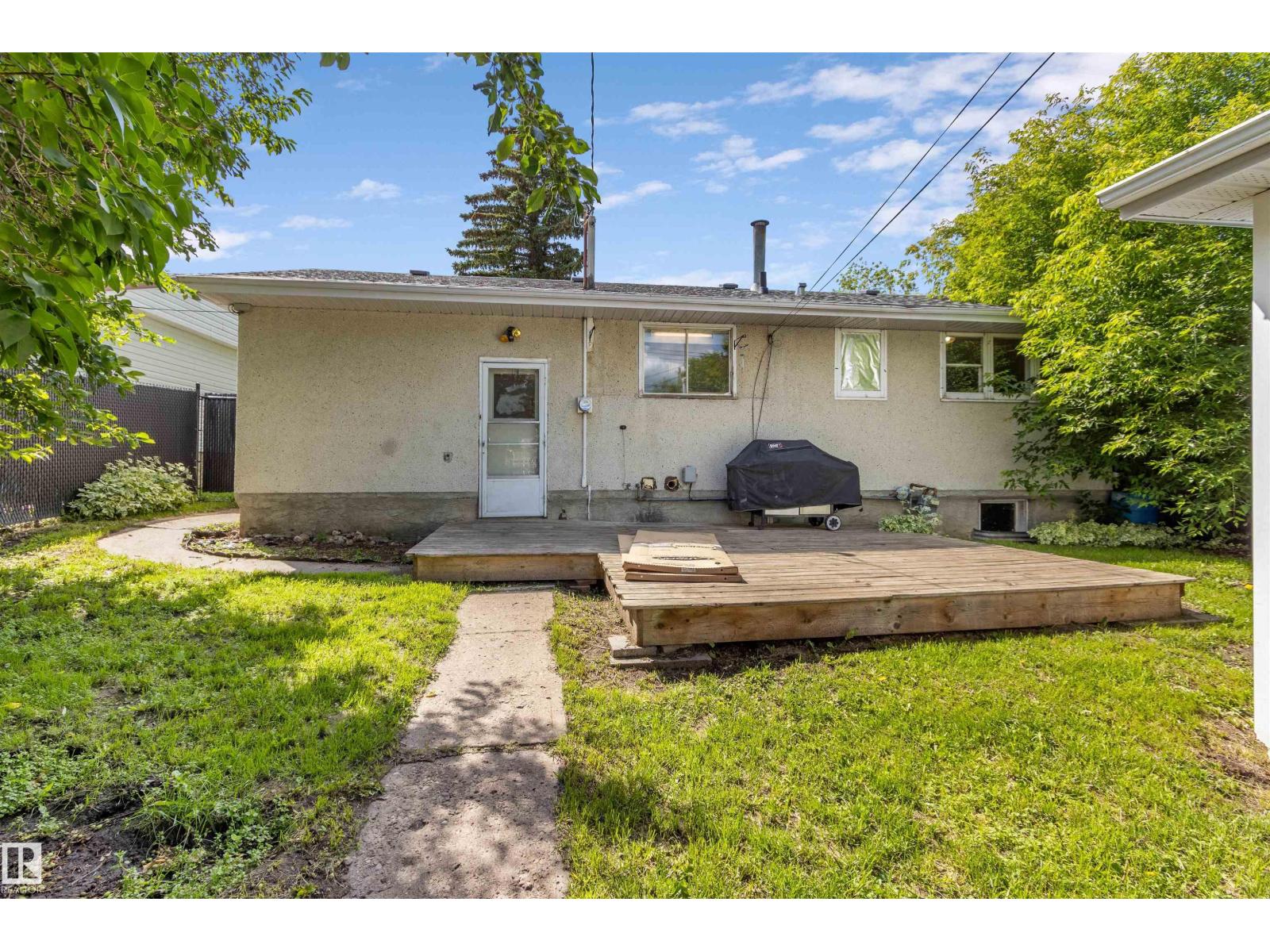 5013 46 St Property Photo 3