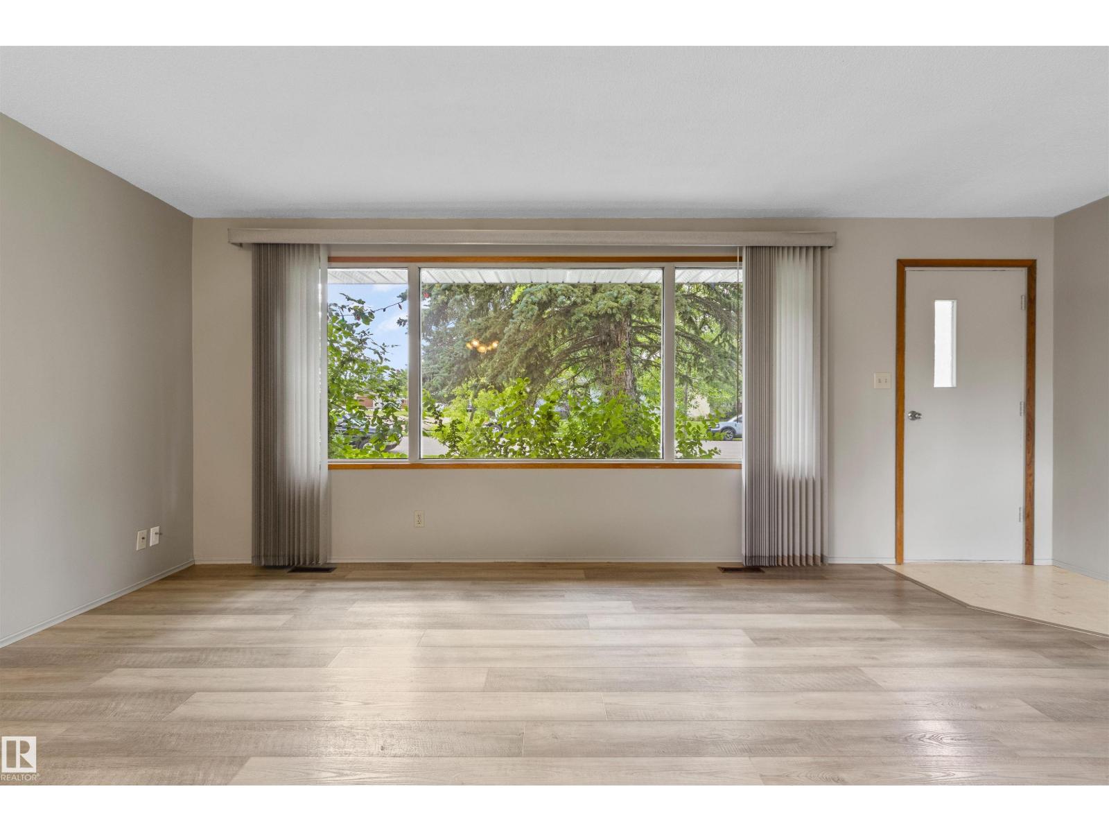 5013 46 St Property Photo 5