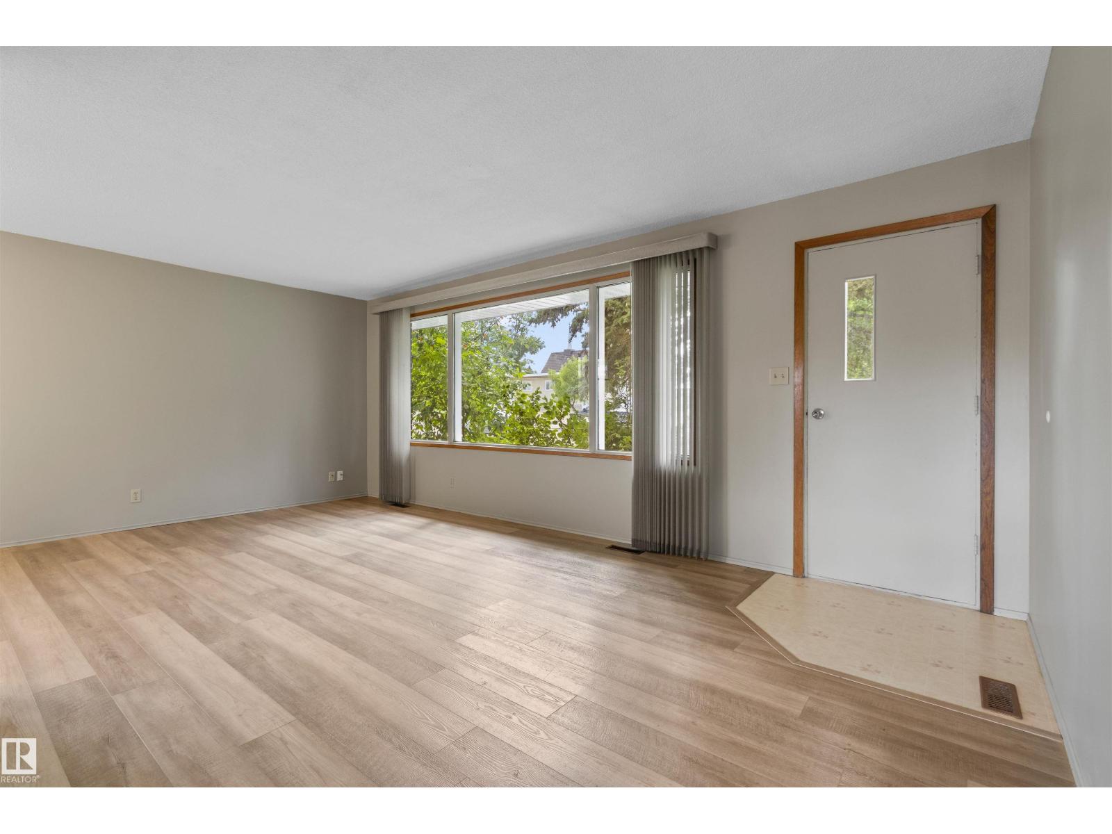 5013 46 St Property Photo 7