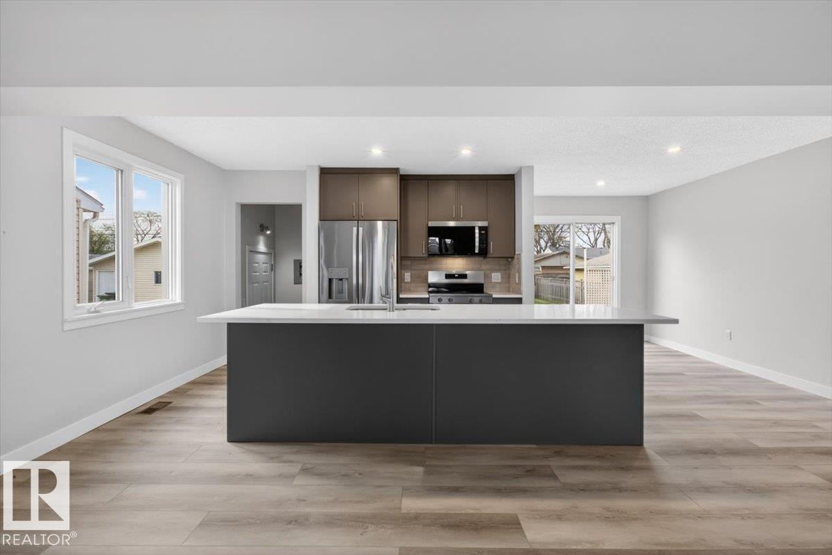 9723 65 Av Nw Property Photo 13