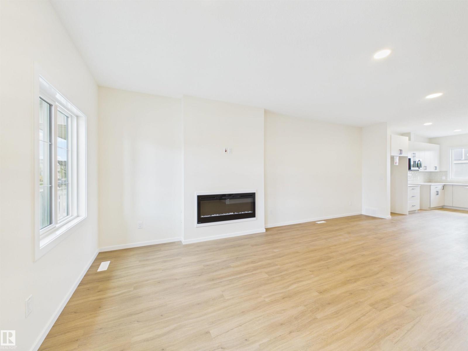 1096 Mcleod Av Property Photo 5